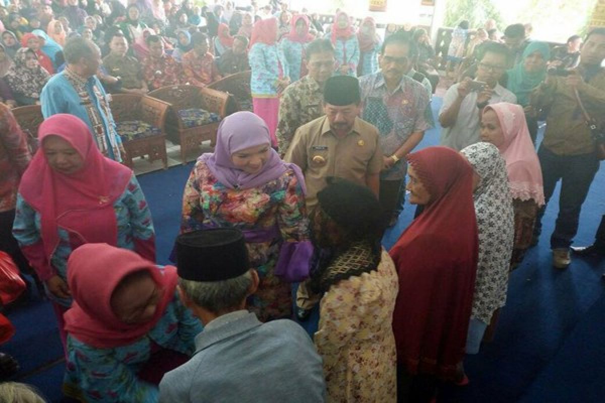 PKK Kota Bandarlampung Bagikan Sembako Gratis  