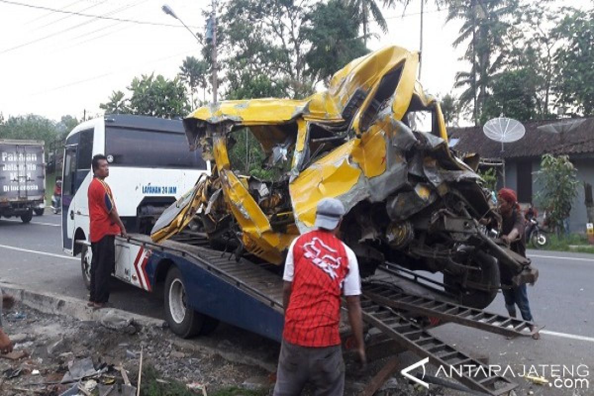 Tabrakan Maut Di Secang, Empat Orang Tewas