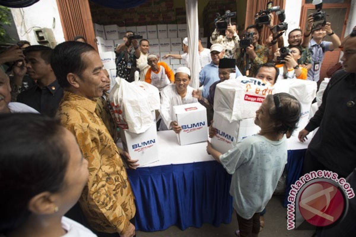 Presiden Saksikan Pembagian 3.000 Paket Bahan Pokok di Ciawi