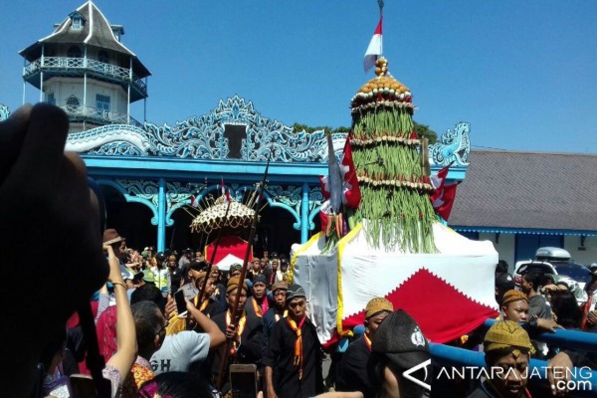 Masyarakat Antusias Ikuti Tradisi "Gunungan Grebeg Syawal"