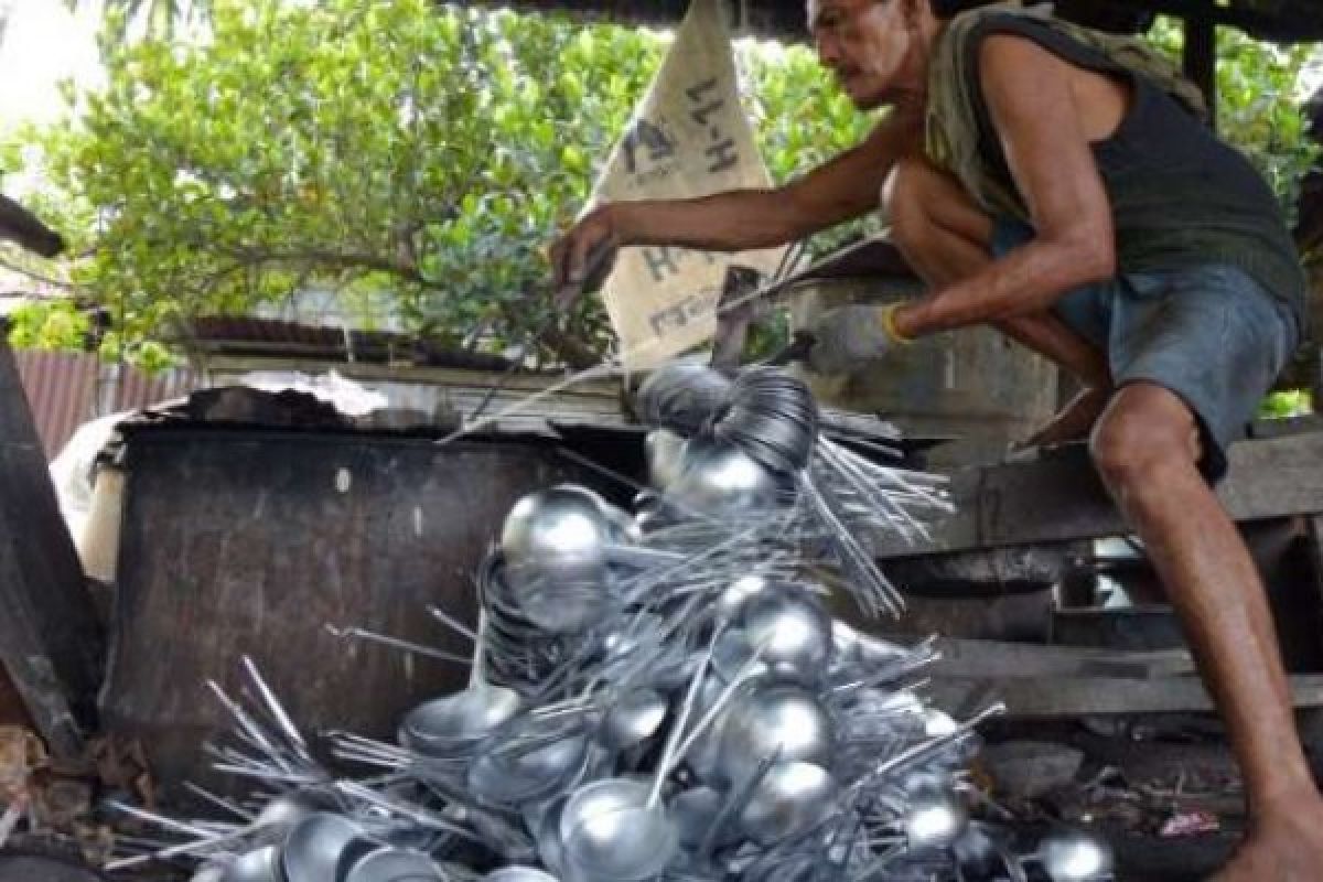 Kisah Perajin Sendok Aluminium Terakhir Di Pekanbaru