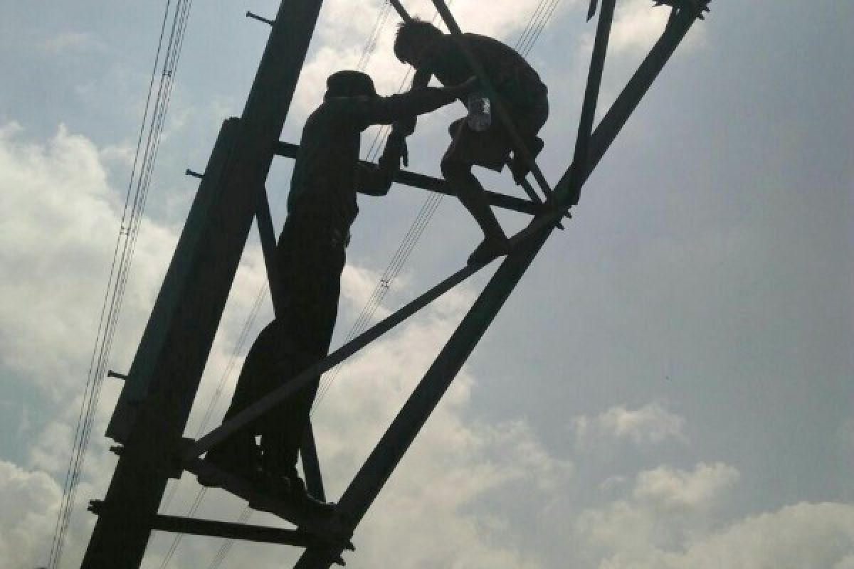 Frustrasi Kehabisan Bekal, Pria Ini Nekat Panjat Menara SUTET