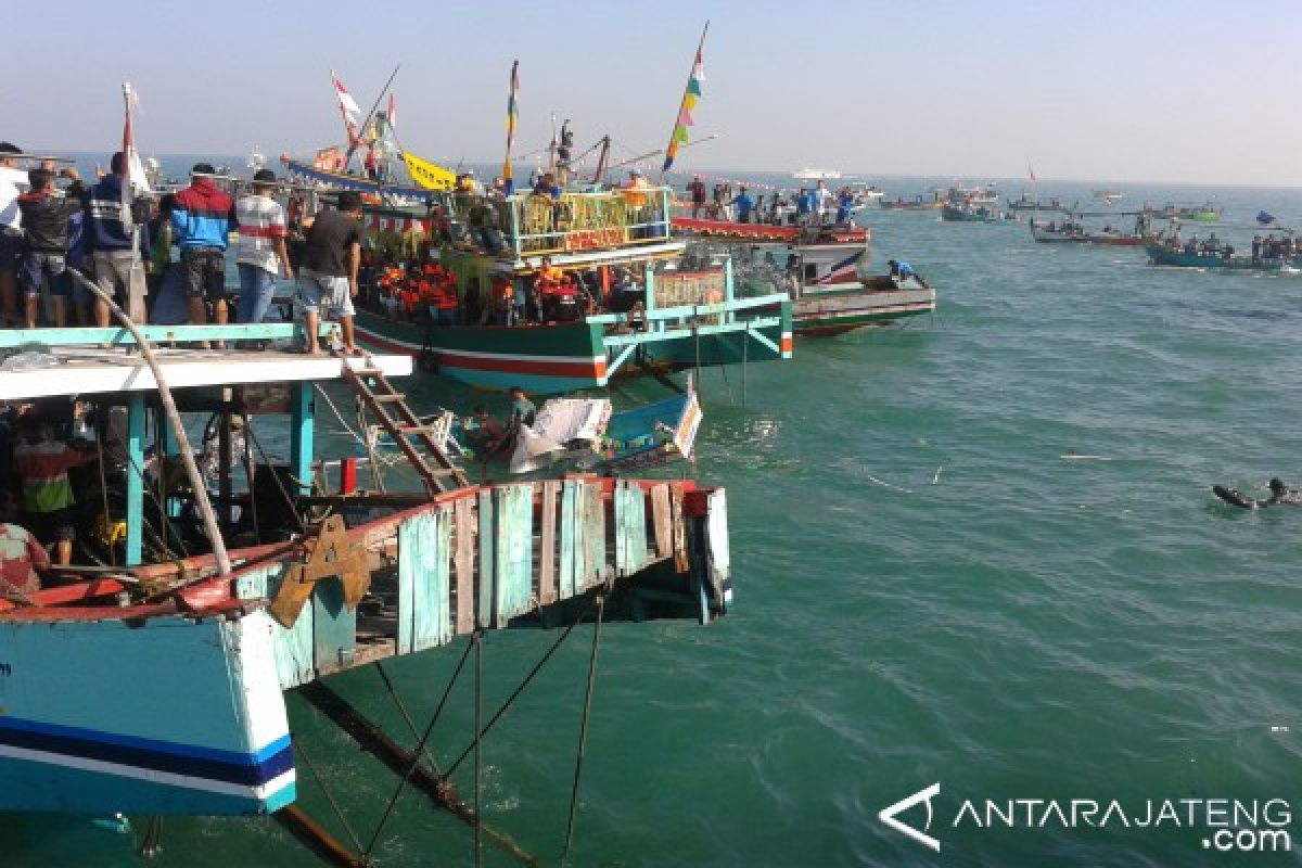 Lomban Kupatan Jepara Diwarnai Larung Kepala Kerbau