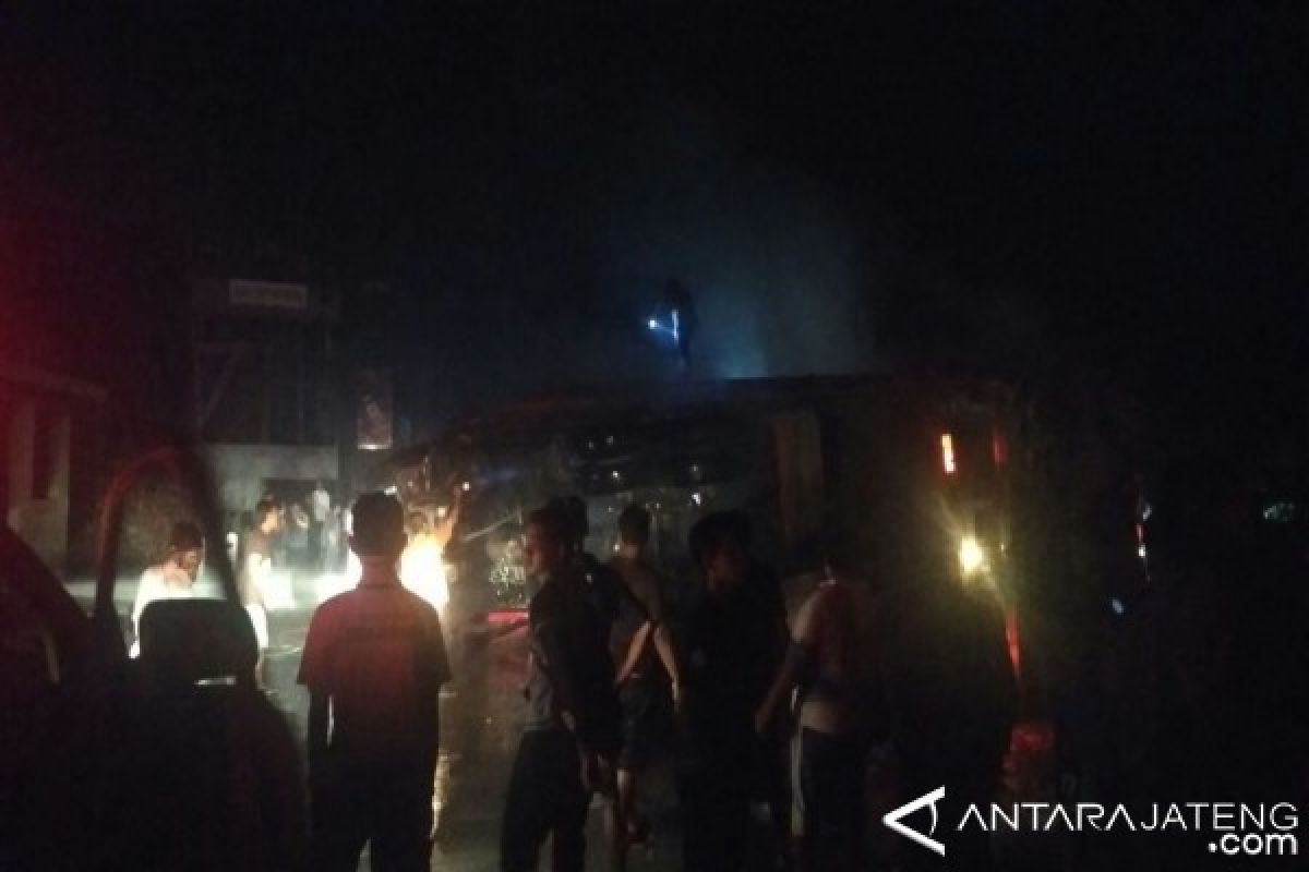 Polisi Buru Sopir Truk Kecelakaan Maut di Alas Roban