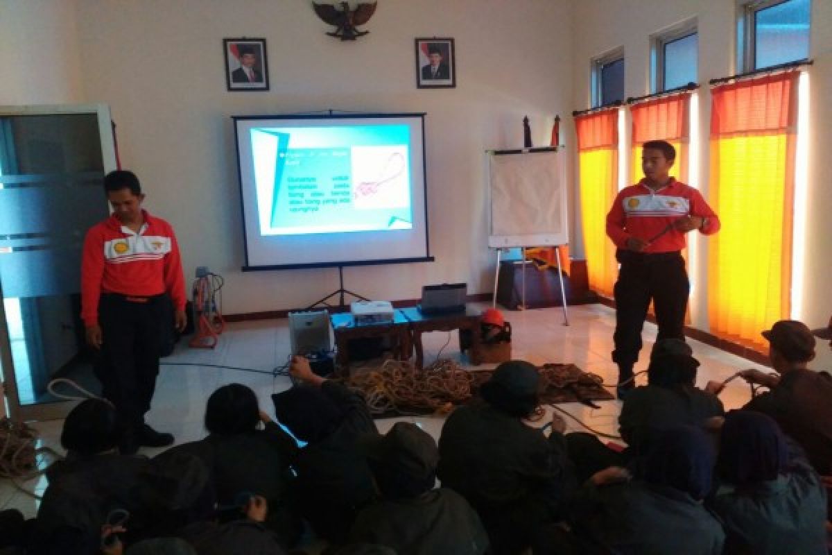 Basarnas Cilacap Latih Siswa Penyelamatan di Air