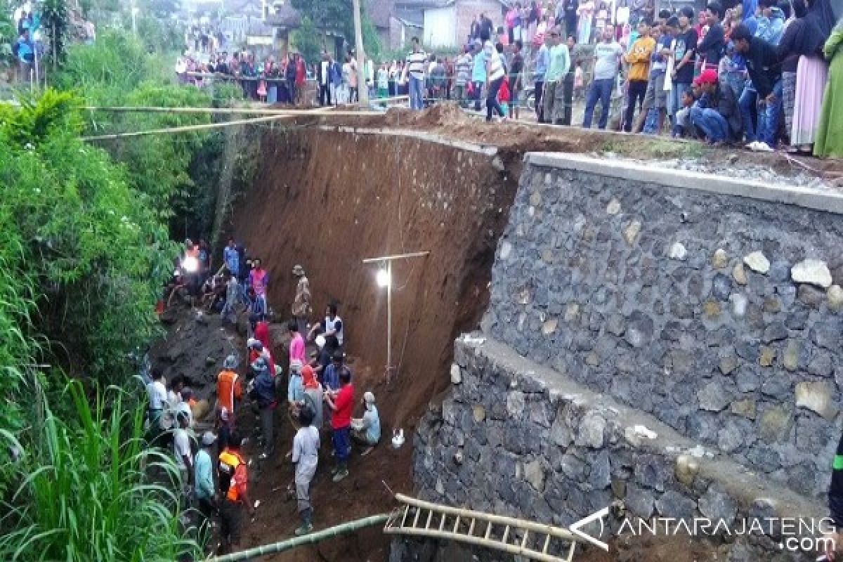 Talut Longsor Di Temanggung Timbun Tiga Pekerja