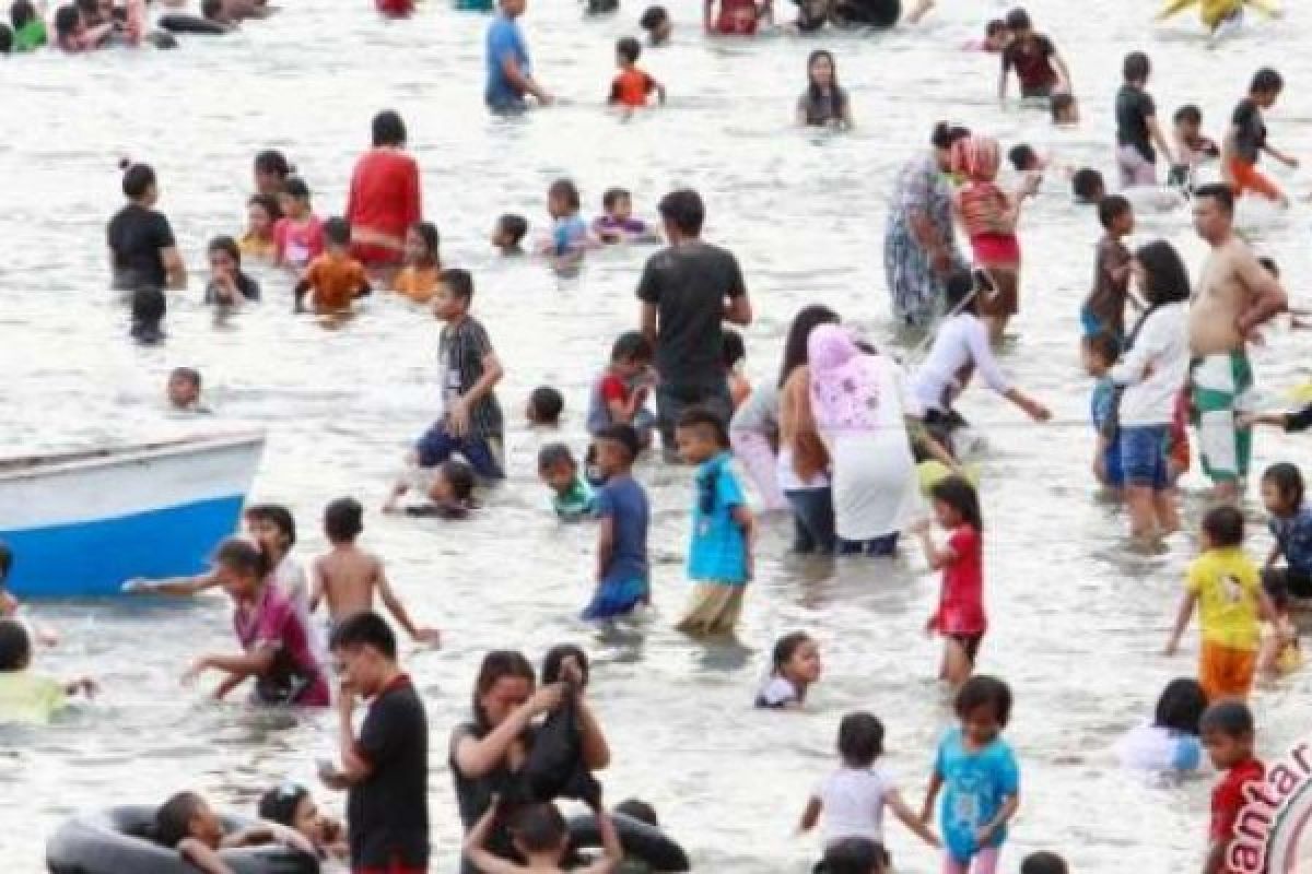 Hari Terakhir Libur, Ribuan Warga Bengkalis Padati Pantai Selatbaru