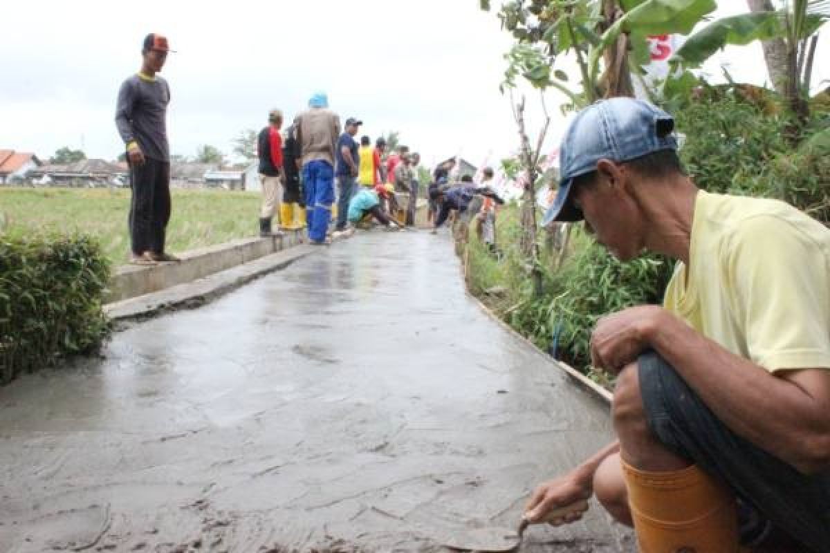 Holcim Bangun Jalan di Sejumlah Desa di Cilacap