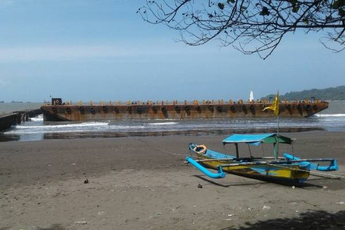 Tali Penarik Putus, Tongkang Terdampar di Teluk Penyu