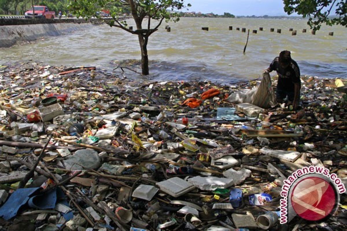 Gubernur imbau kabupaten/kota  buat perda sampah