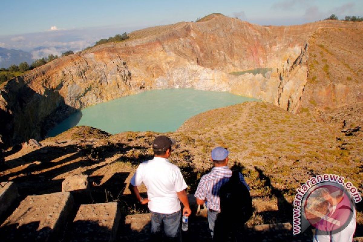 Wisatawan Jerman Berwisata ke Danau Kelimutu 