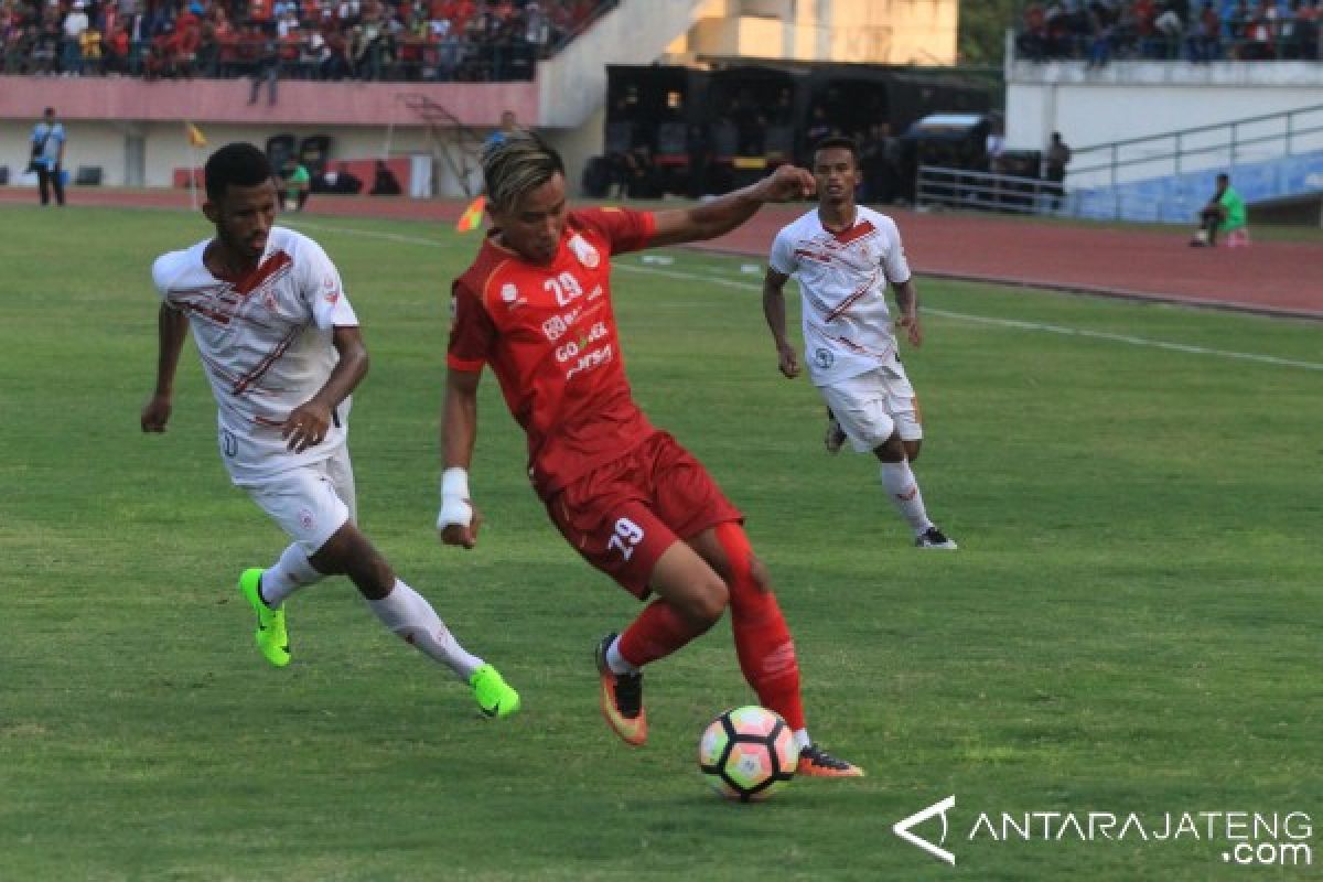 Sepak Bola - Persis Bantai Persipur 4-0