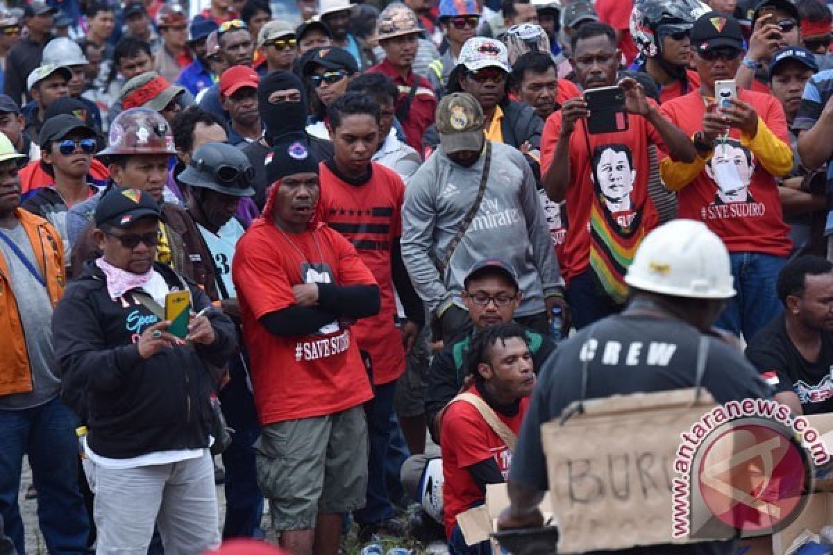 Ratusan Karyawan Bakar 4 Mobil dan Lakukan Pengrusakan di Timika