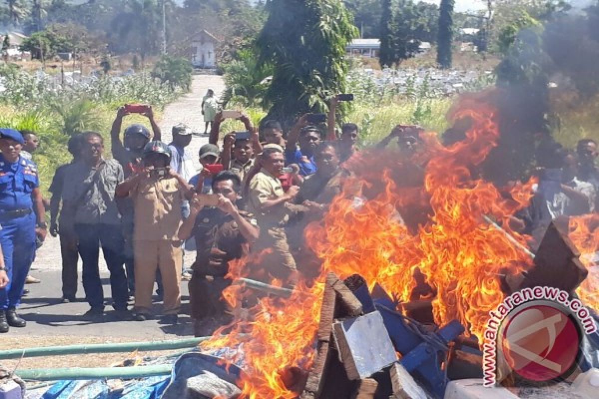 Pemerintah Bakar Dua Kapal Nelayan Pembom Ikan