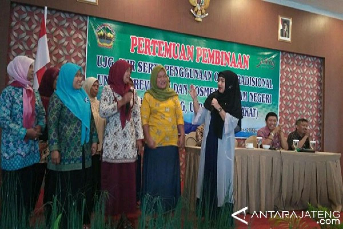 Penjual Jamu Gendong di Brebes Terima Bibit Tanaman