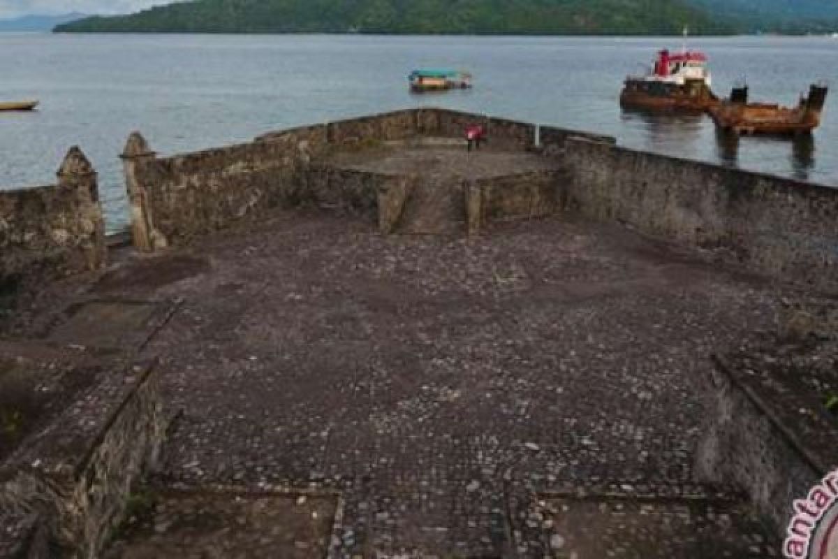 Diduga Akibat Penggalian Kanal, Sebagian Dinding  Benteng Oranje Ambruk