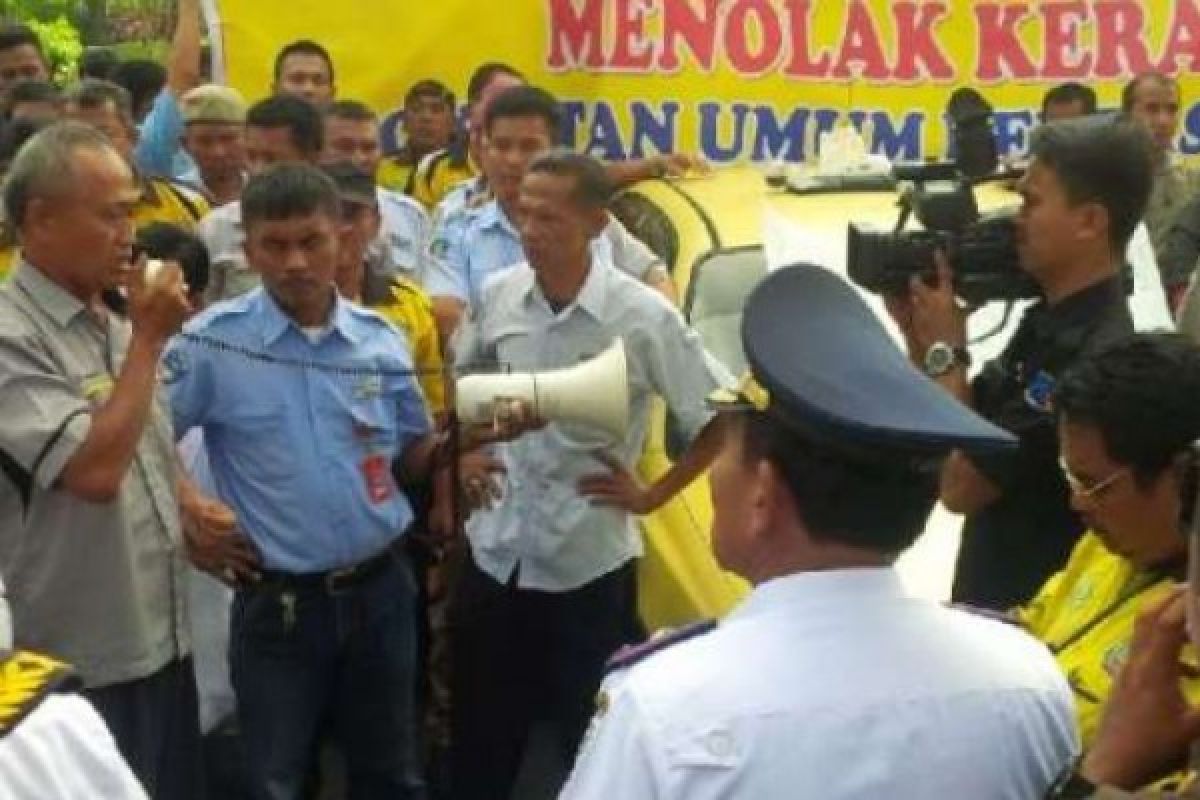 Pasca Bentrok, Pengemudi Taksi Konvensional Demo Kantor Wali Kota Pekanbaru