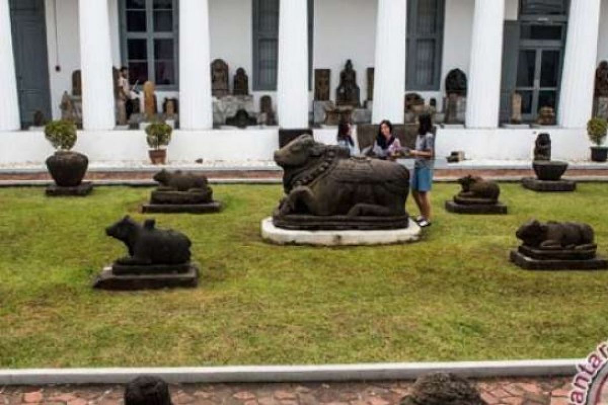 Pengunjung Museum Nasional Terpukau Keindahan Lukisan Asal Tiongkok