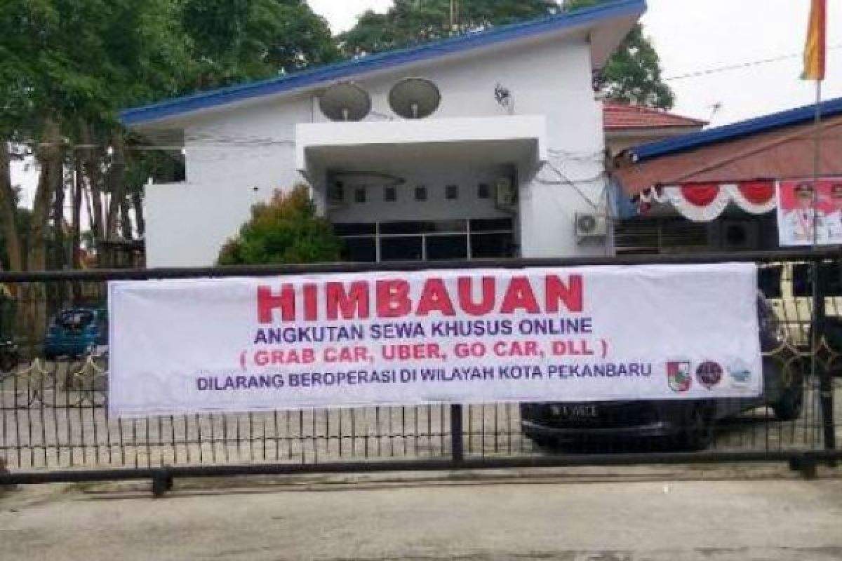 Puluhan Spanduk Larangan Operasional Angkutan Online Di Pekanbaru Dicopot