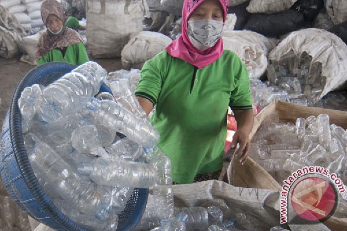 Air di botol kemasan plastik yang didinginkan sebabkan kanker