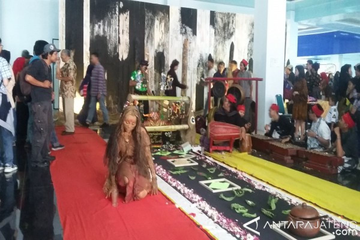 Ada Wayang Godong di Pameran Budaya Visual UNS