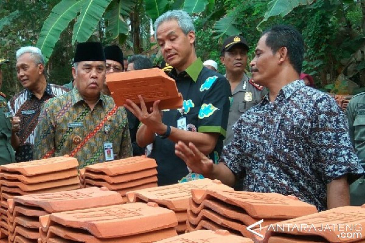 Ganjar Minta Pembuatan Genteng Kebumen Dimodernkan