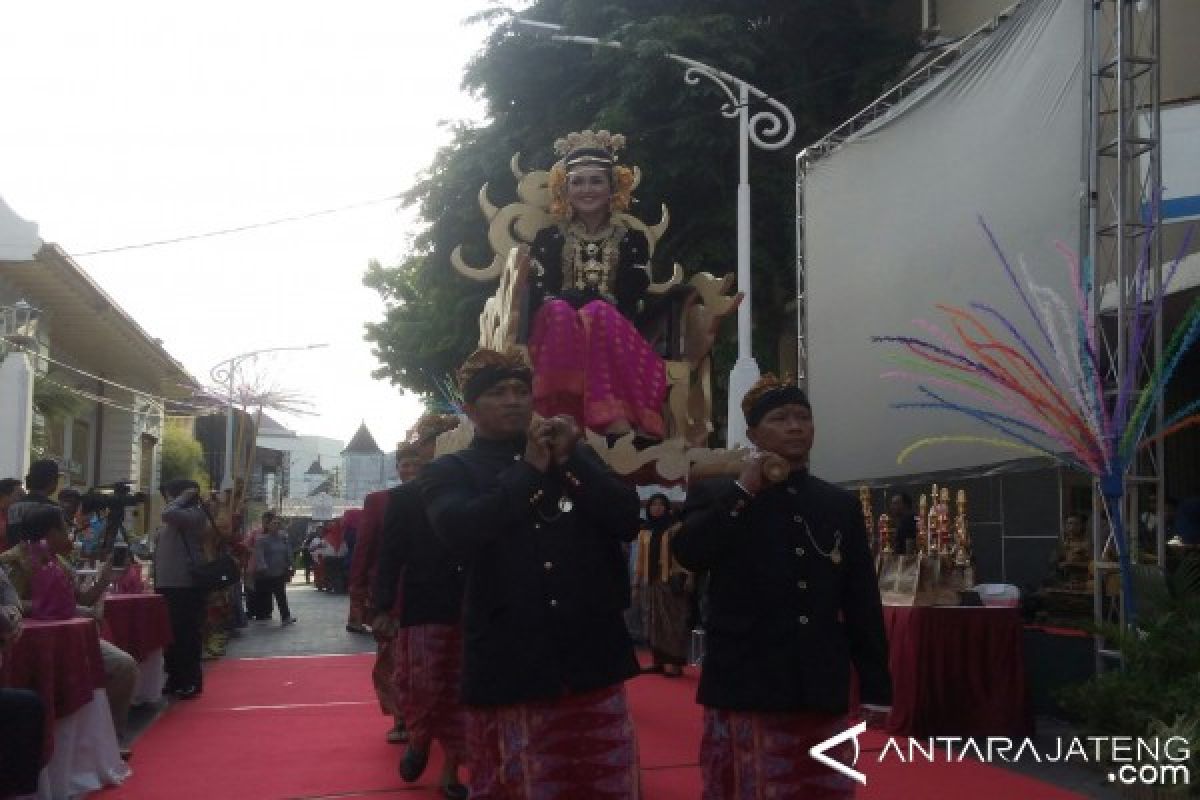 Arak-arakan Manten Semarangan Menjadi Agenda Menggaet Wisatawan