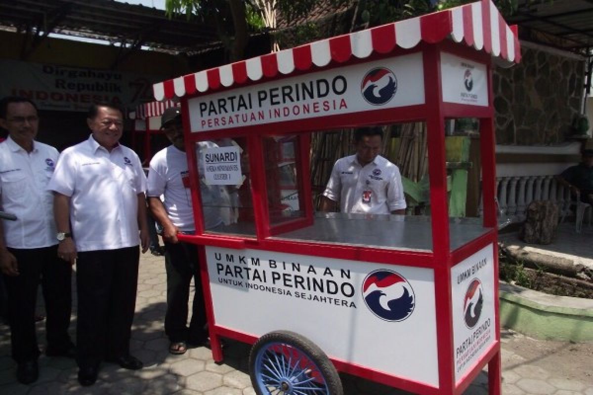 Perindo Sumbang Lima Gerobak Untuk Pedagang Kecil