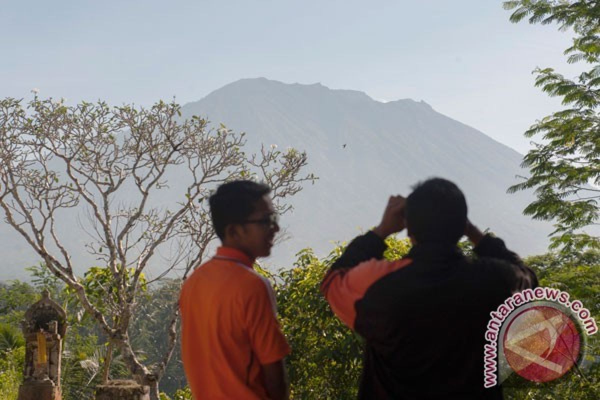 Naiknya Status Siaga , 44 Warga Desa Sekitar Gunung Agung Mengungsi