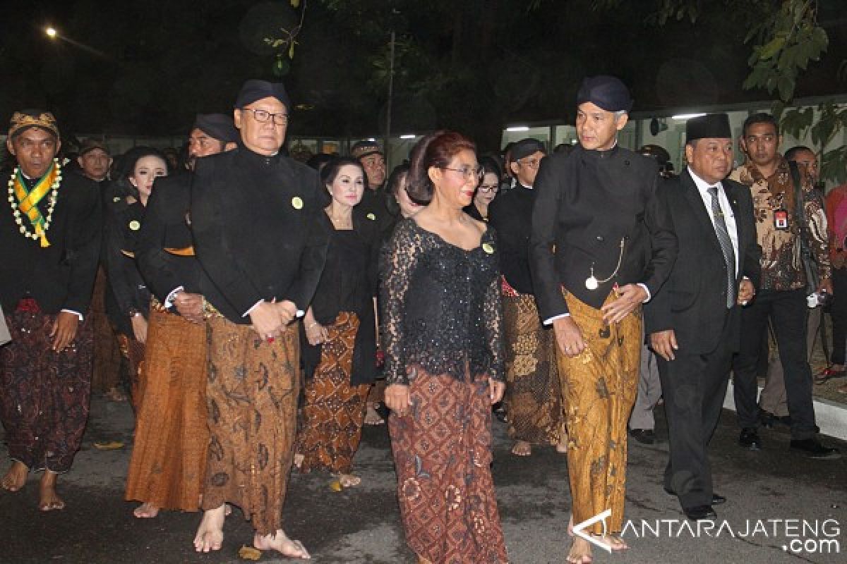 Ribuan Orang Ikuti Kirab Pusaka di Pura Mangkunegaran