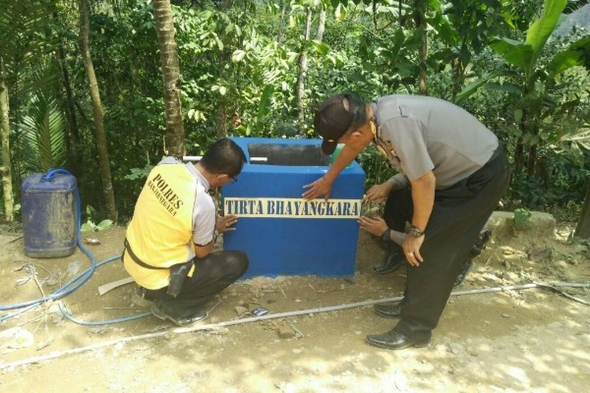 Polsek Purwanegara Bangun Bak Penampungan Air Bersih