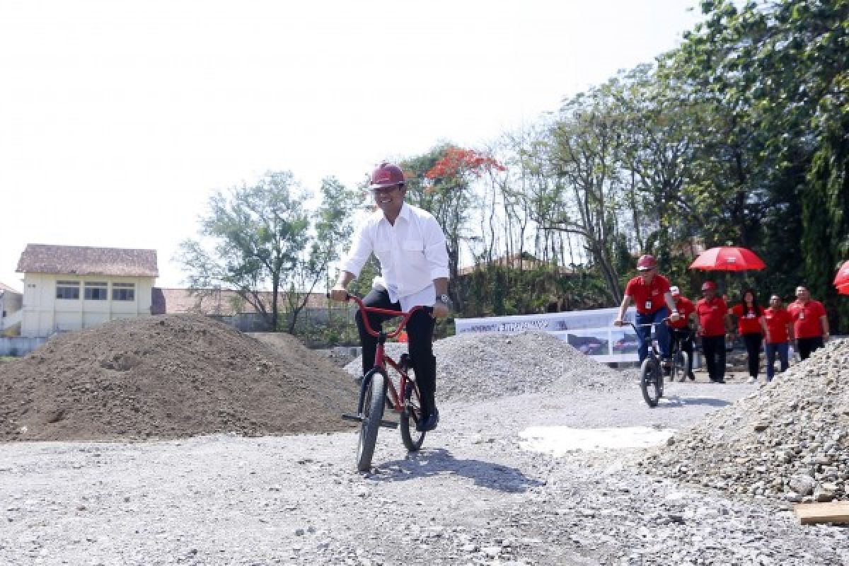 Wali Kota Berkeliling "Loop Arena" Naik BMX