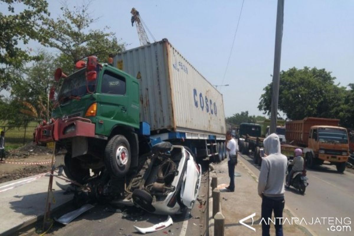 Ketabrak Kontainer, Pengemudi Mobilio Dua Jam Terjepit Badan Mobil