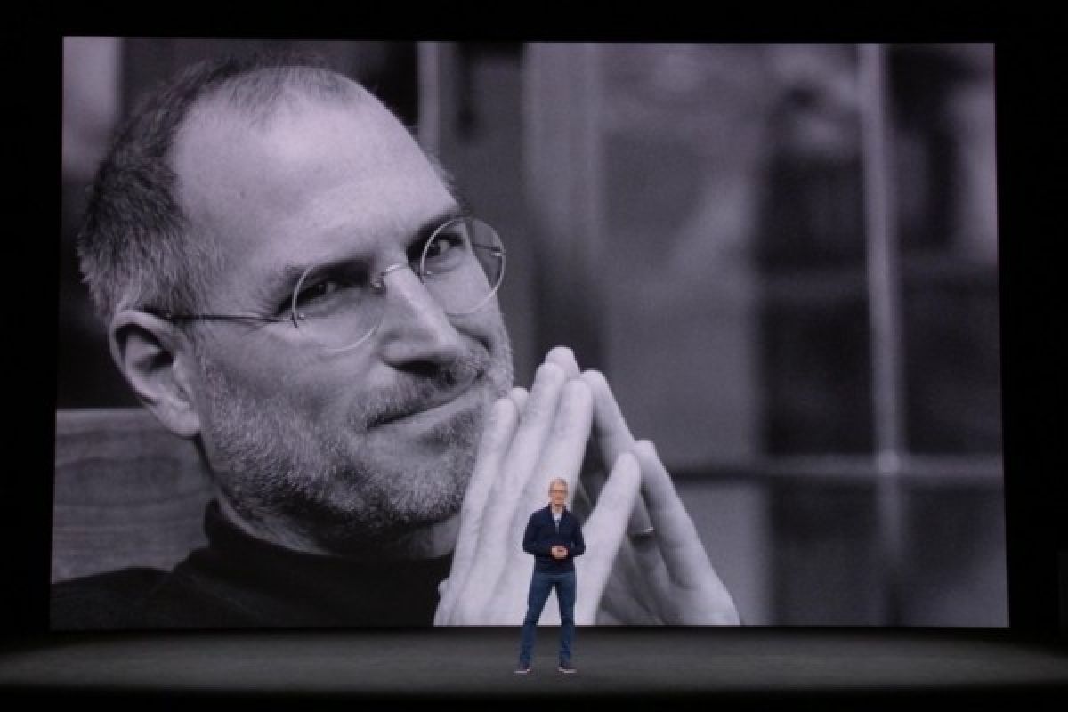 Apple-1 dan Tanda Tangan Steve Jobs Dilelang