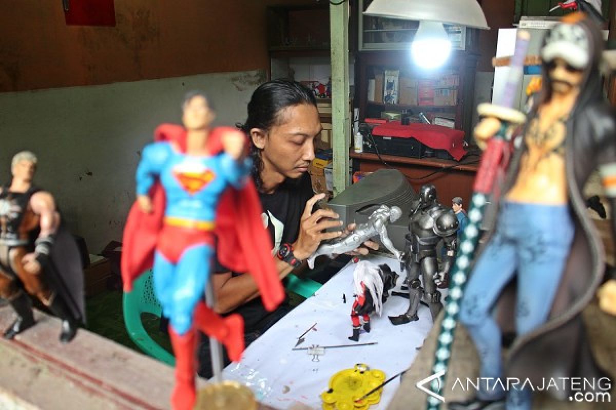 Boneka Superhero dan Tokoh Pewayangan dari Solo Diminati Konsumen