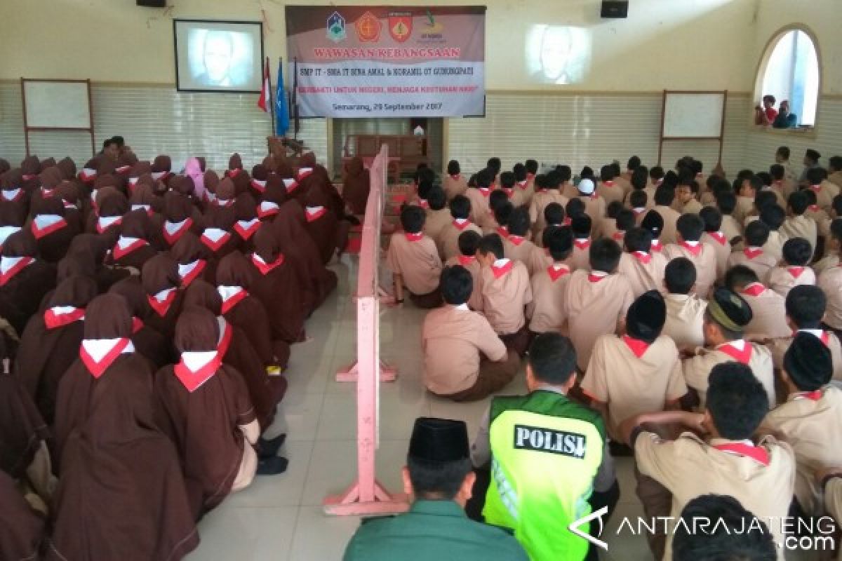 Siswa Sekolah Bina Amal Nobar Film G30-S/PKI