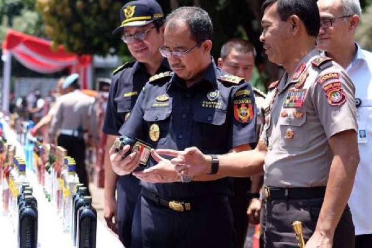 Bea Cukai Dan polri Bongkar 50 Ribu Botol Miras Ilegal Di Balik Sampah Plastik