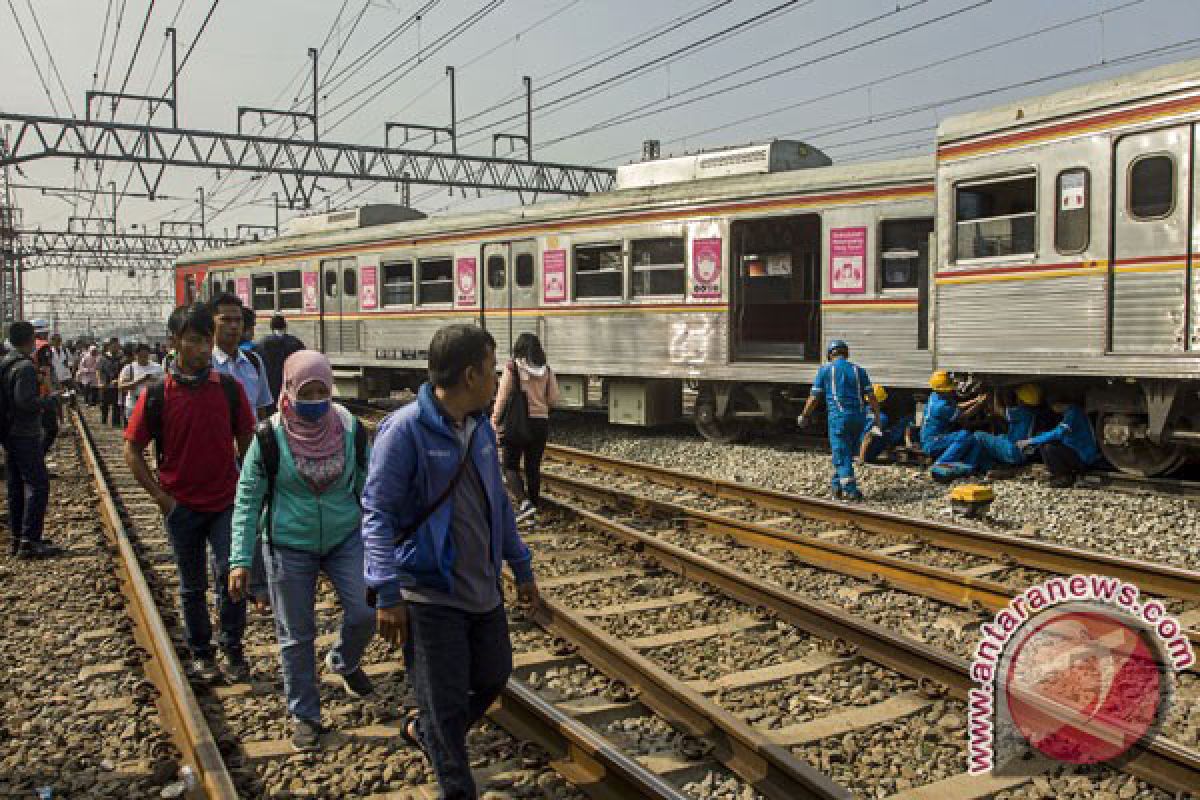 Menhub Perintahkan Evaluasi KRL Anjlok