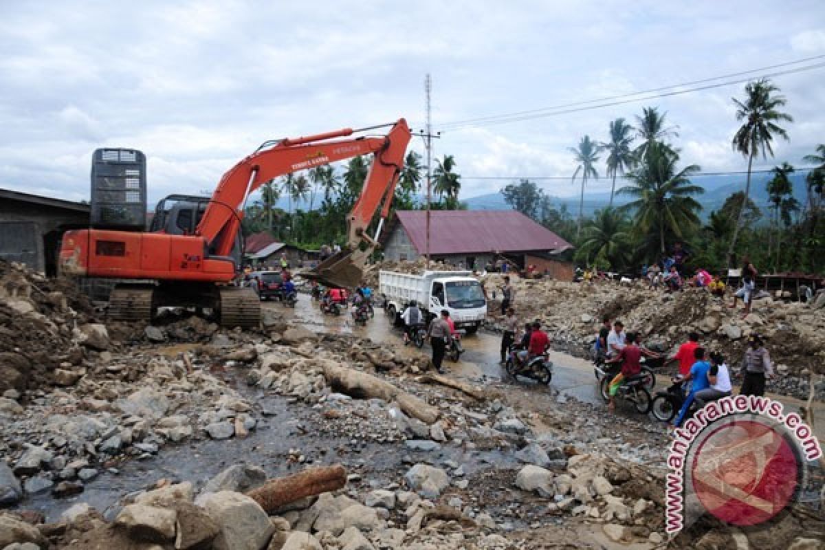  Jalur Padang-Solok Tertimbun Longsor di Lubuak Paraku