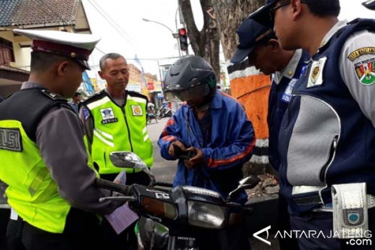 Kenakan Pakaian Pahlawan, Petugas Gelar Operasi Lalin