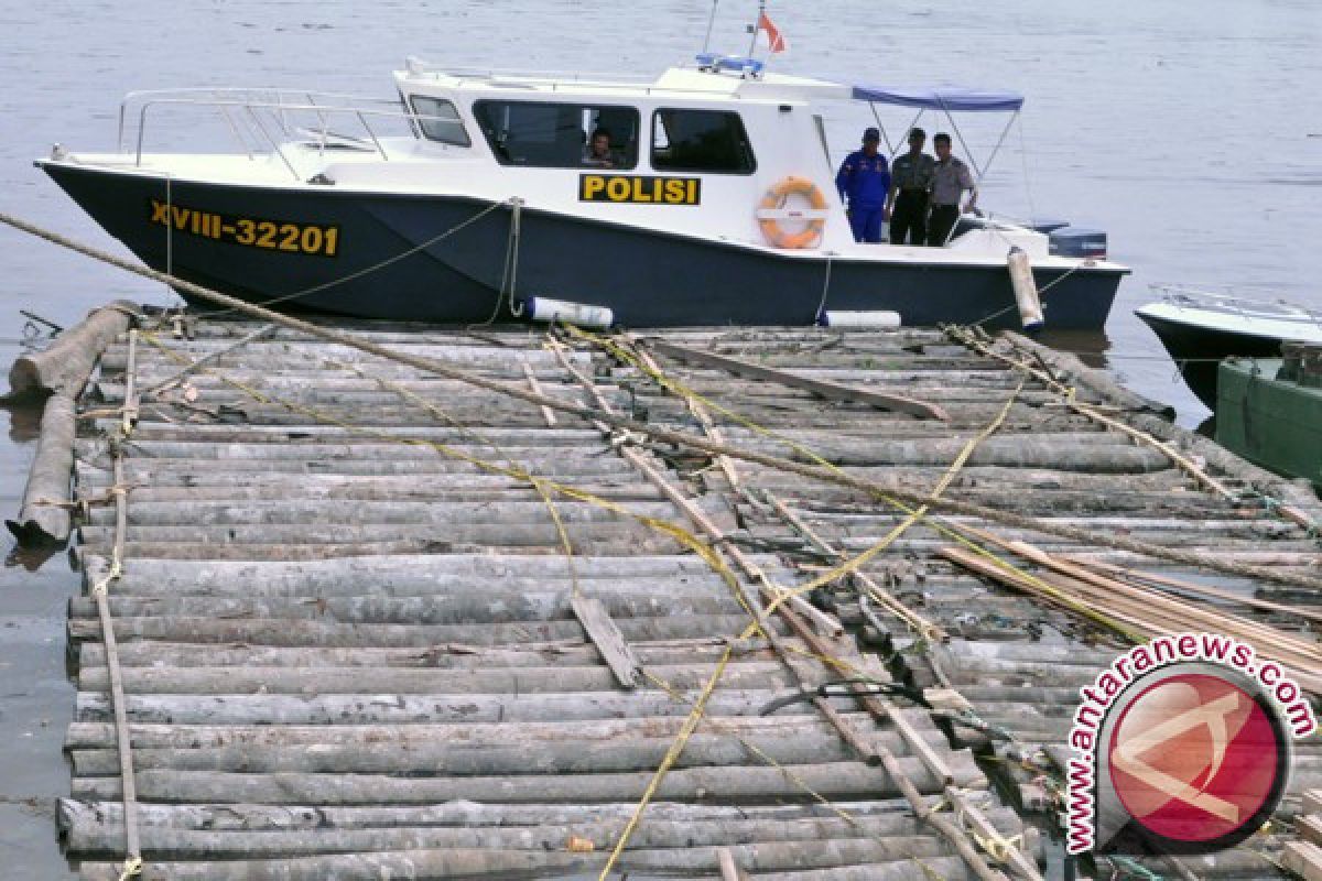 Polda Sultra Amankan Kapal Angkut Kayu Ilegal 