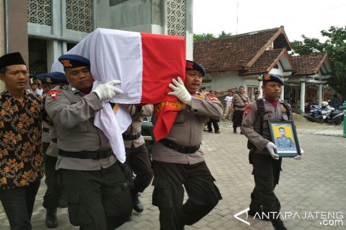 Kedatangan Jenazah Anggota Brimob Disambut Tangis