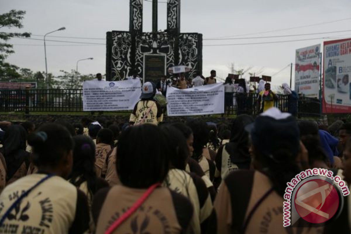 Seratusan siswa SMPN Timika duduki tugu perdamaian