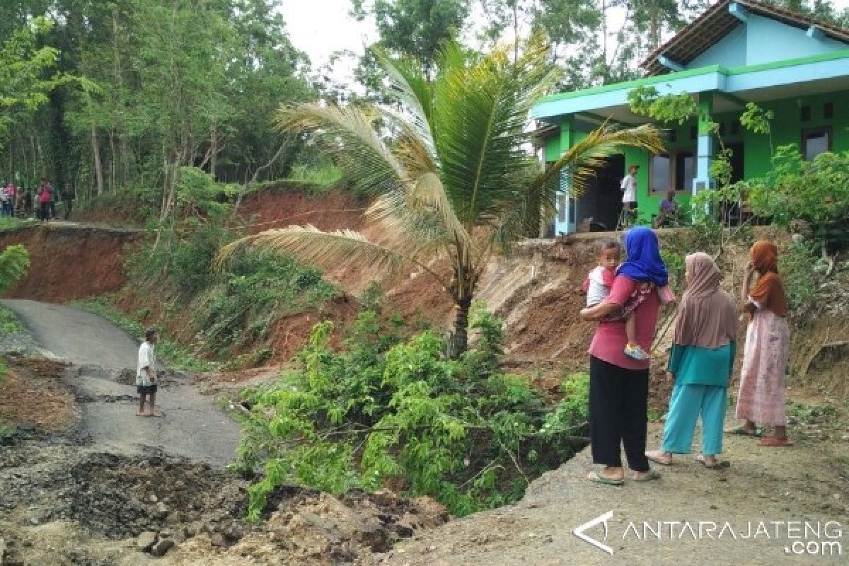 Jalan Antardesa di Banyumas Ambles 5 Meter