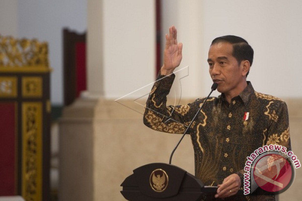 Jokowi : Permudah Izin Investasi di Daerah