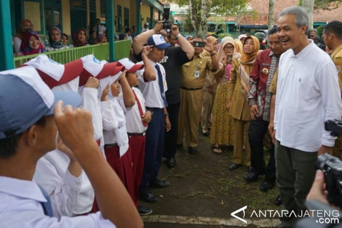 Ganjar Rayakan Ulang Tahun ke-49 Bersama Anak Difabel