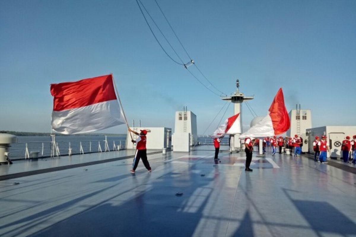 400 Pelajar Menjelajah Perairan Madura dengan KRI Dr Soeharso 990