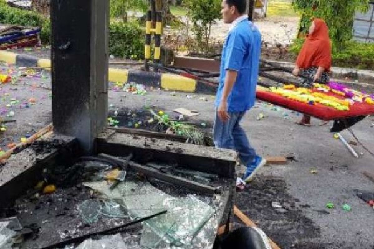 Sejumlah Papan Bunga Tak Luput Dari Amukan Mahasiswa UR