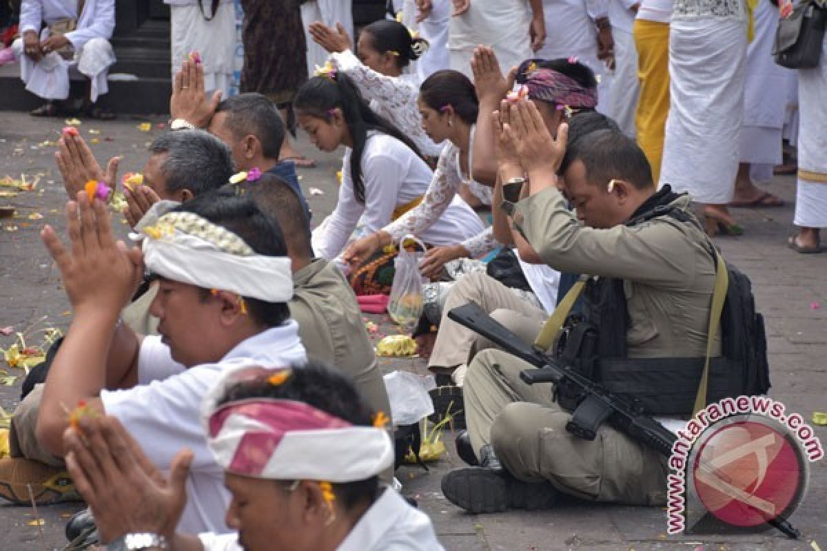 Warga Besakih Tahun ini Harus Merayakan Perayaan Galungan di Pengungsian