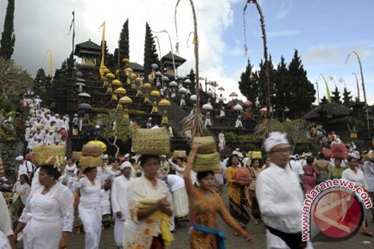 Meski Dekat Radius Berbahaya Gunung Agung, Ribuan Umat Hindu Padati Pura Besakih